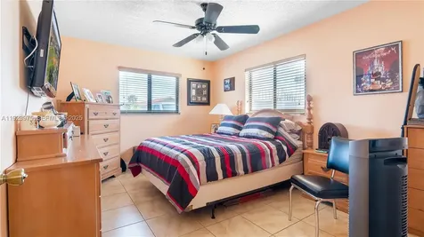 2549 W 72nd Place Hialeah FL 33016