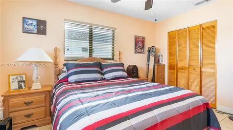 2549 W 72nd Place Hialeah FL 33016
