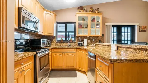 2549 W 72nd Place Hialeah FL 33016