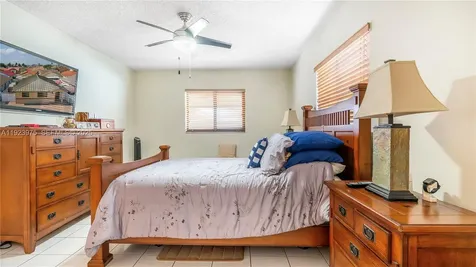 2549 W 72nd Place Hialeah FL 33016