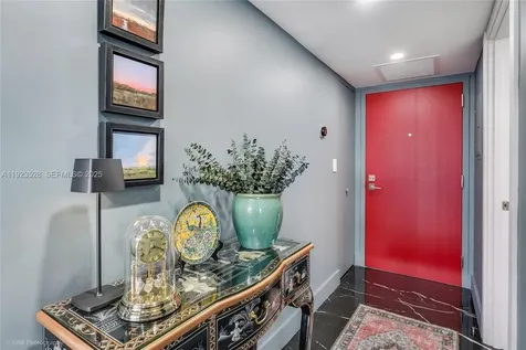2555 Collins Avenue Miami Beach FL 33140