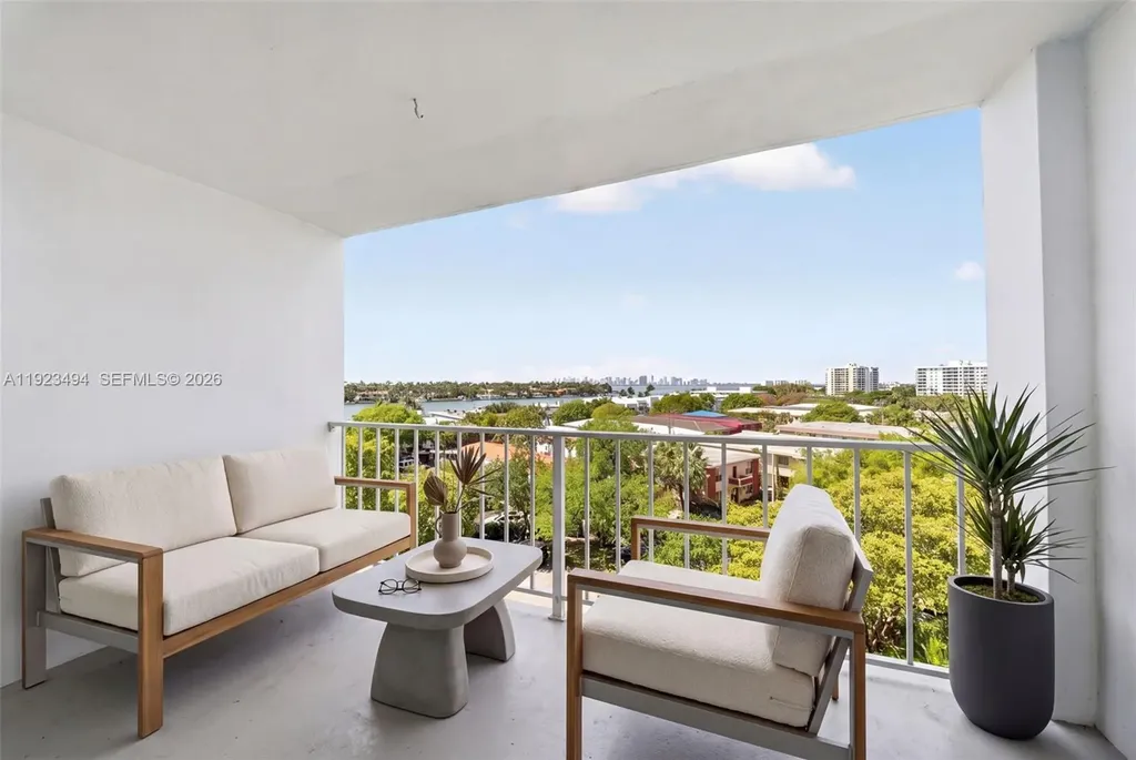 6900 Bay Drive Miami Beach FL 33141