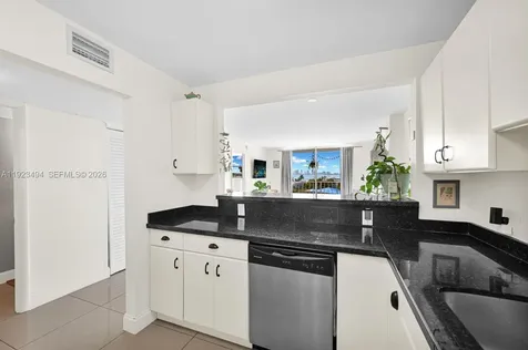 6900 Bay Drive Miami Beach FL 33141