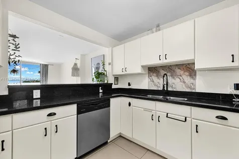 6900 Bay Drive Miami Beach FL 33141