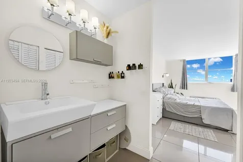6900 Bay Drive Miami Beach FL 33141