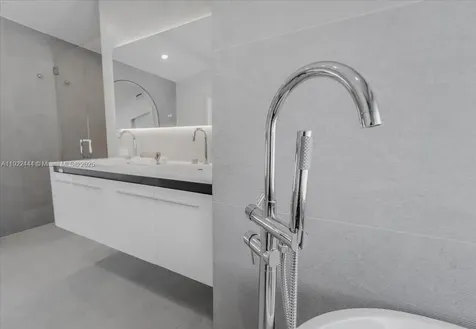 669 S Mashta Drive Key Biscayne FL 33149