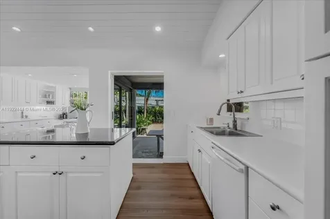 669 S Mashta Drive Key Biscayne FL 33149