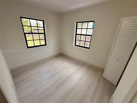 3527 NW 17th Street Miami FL 33125