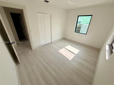 3527 NW 17th Street Miami FL 33125