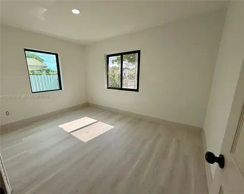 3527 NW 17th Street Miami FL 33125