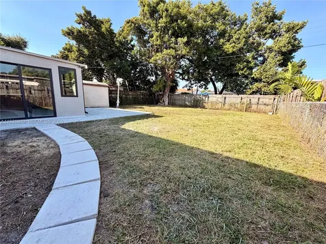 3527 NW 17th Street Miami FL 33125