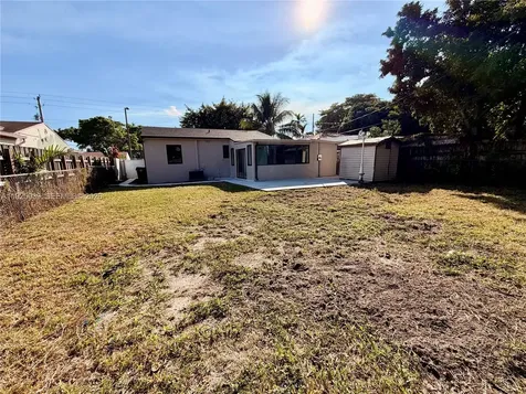 3527 NW 17th Street Miami FL 33125