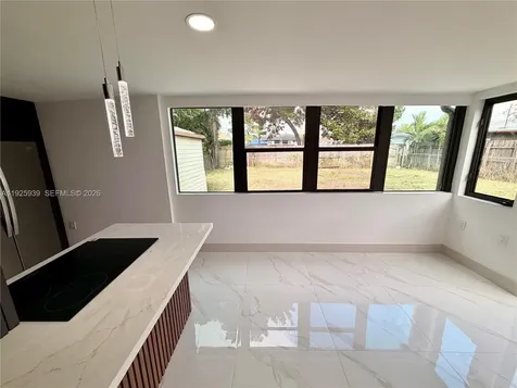 3527 NW 17th Street Miami FL 33125