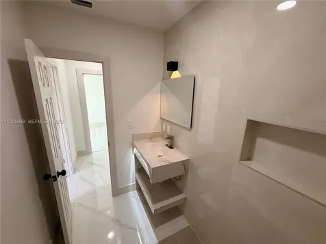 3527 NW 17th Street Miami FL 33125