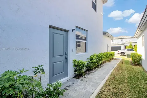 879 SE 26th Terrace Homestead FL 33035