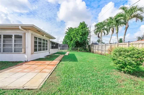 8831 NW 11th Street Pembroke Pines FL 33024