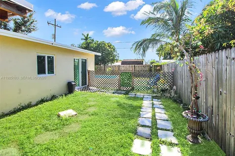 6810 Farragut Street Hollywood FL 33024