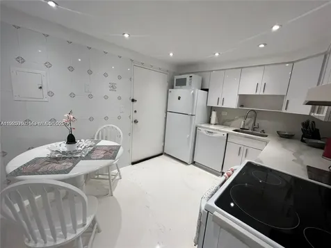 5555 Collins Avenue Miami Beach FL 33140