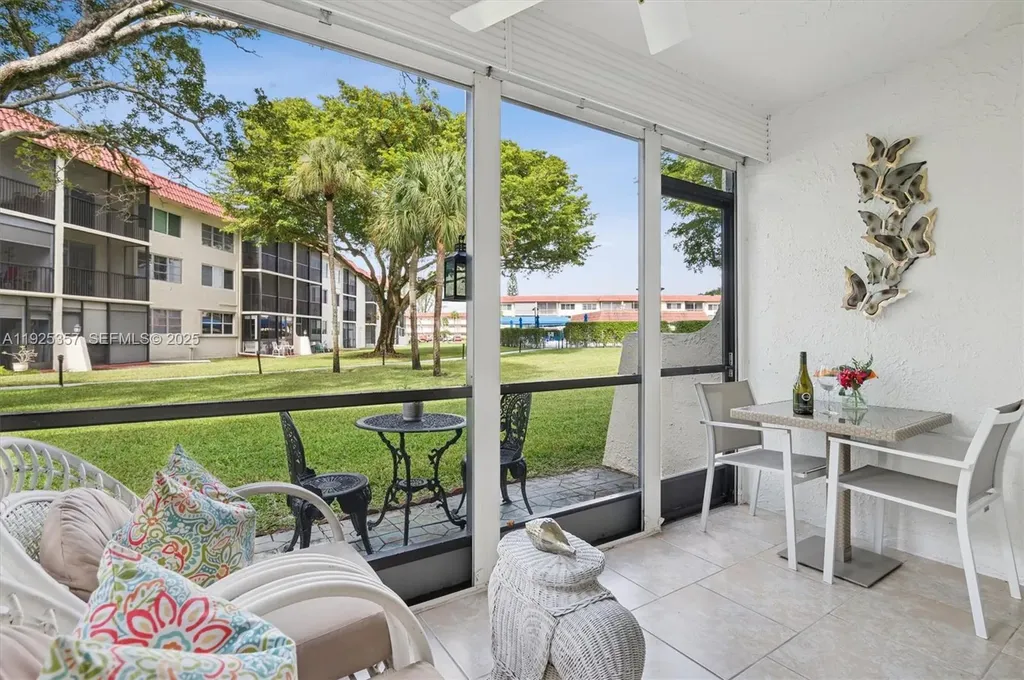 9511 N Hollybrook Lake Drive Pembroke Pines FL 33025