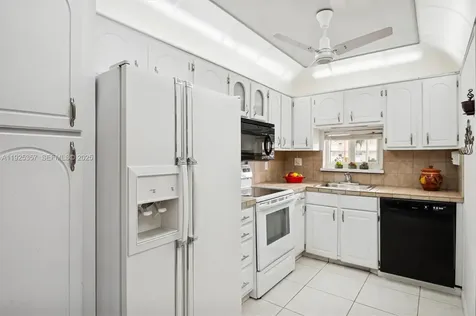 9511 N Hollybrook Lake Drive Pembroke Pines FL 33025