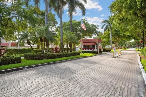 9511 N Hollybrook Lake Drive Pembroke Pines FL 33025