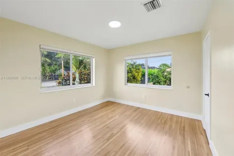 140 NE 161st Street Miami FL 33162