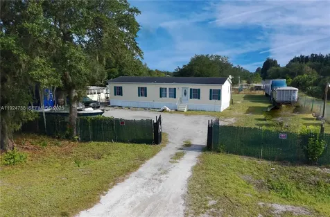 225 N Estribo Street Clewiston FL 33440
