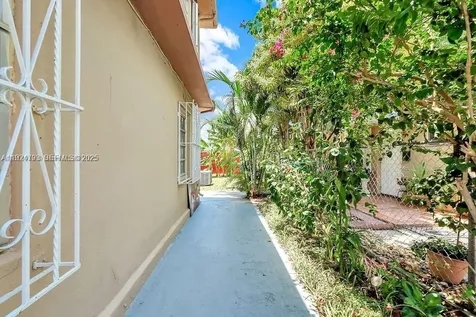 911 E 9th Place Hialeah FL 33010