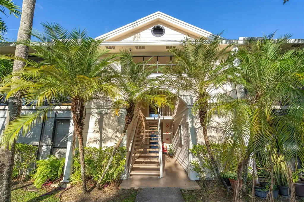 907 NE 199th Street Miami FL 33179