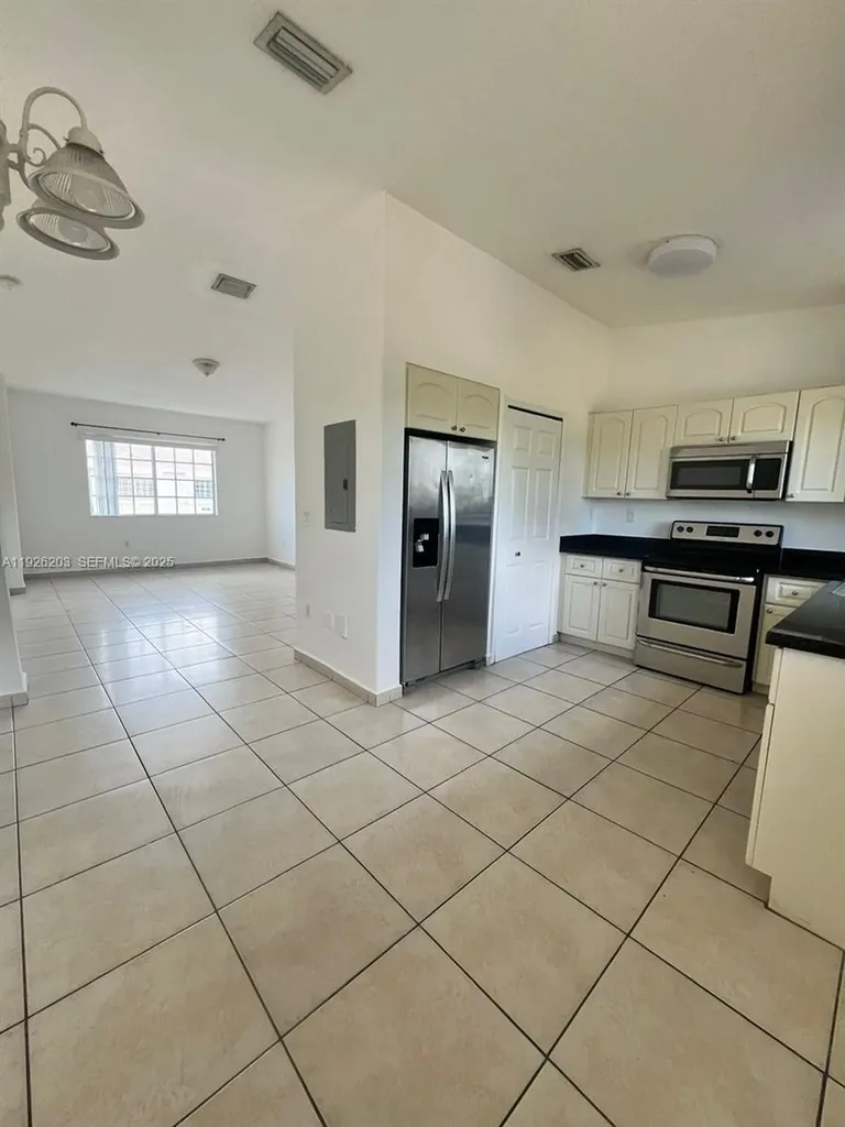 7281 NW 174th Terrace Hialeah FL 33015