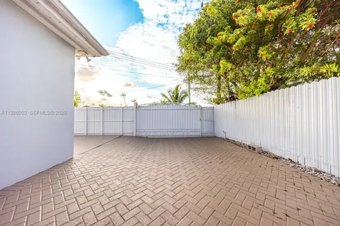 9365 SW 44th Street Miami FL 33165