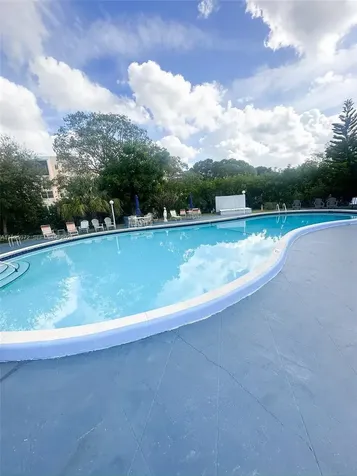 2860 Somerset Drive Lauderdale Lakes FL 33311