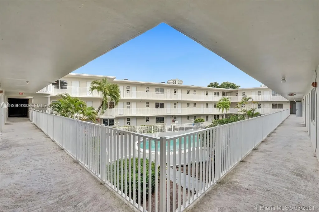 1895 Venice Park Drive Miami FL 33181