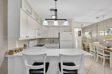 800 SW 10th Terrace Hallandale Beach FL 33009