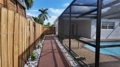 2100 N 57th Way Hollywood FL 33021