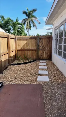 2100 N 57th Way Hollywood FL 33021