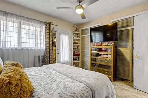 815 SW 10th Terrace Hallandale Beach FL 33009