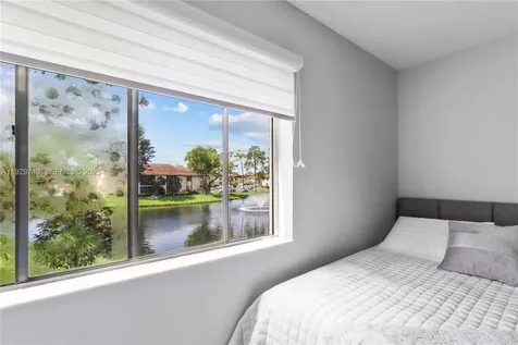 313 Knotty Pine Circle Green Acres FL 33463
