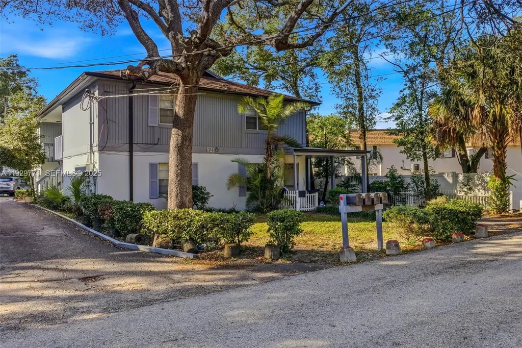 9208 N Connechusett Road Tampa FL 33617
