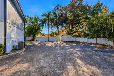 9208 N Connechusett Road Tampa FL 33617