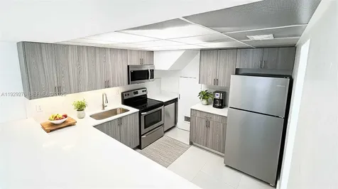 3079 NW 11th Street Miami FL 33125