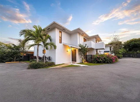 3079 NW 11th Street Miami FL 33125