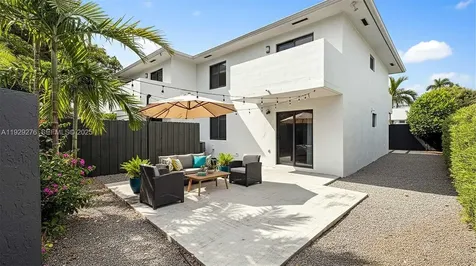 3079 NW 11th Street Miami FL 33125