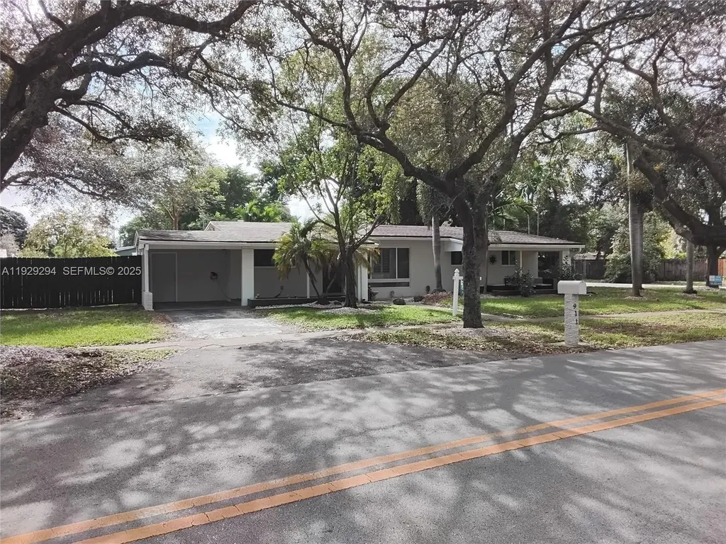 911 W Country Club Circle Plantation FL 33317