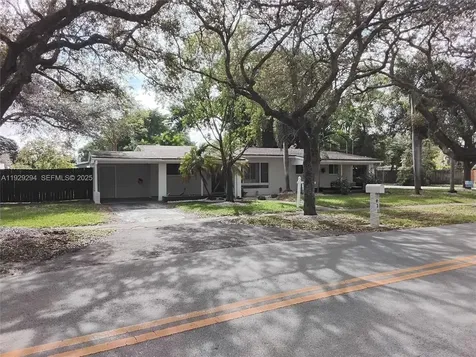 911 W Country Club Circle Plantation FL 33317