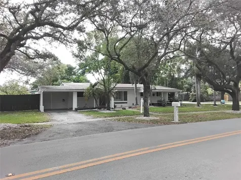 911 W Country Club Circle Plantation FL 33317