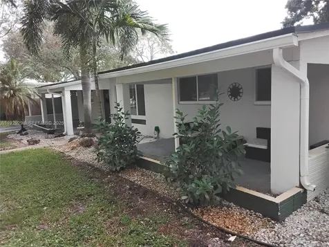 911 W Country Club Circle Plantation FL 33317