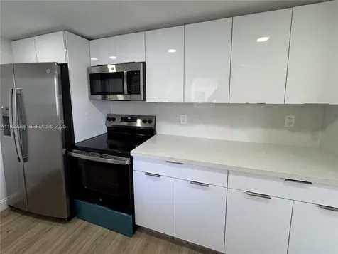 648 W 10th Street Riviera Beach FL 33404