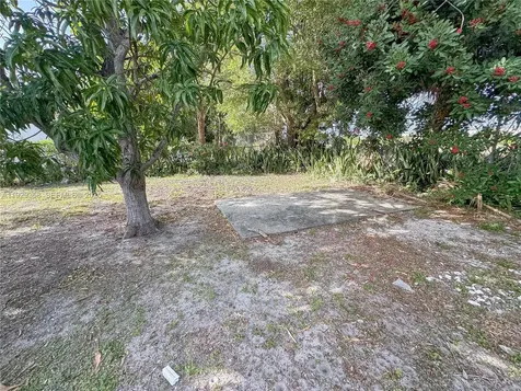 648 W 10th Street Riviera Beach FL 33404