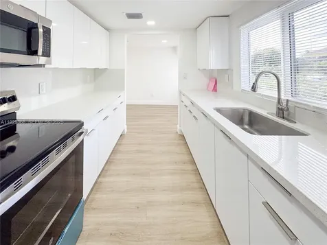 648 W 10th Street Riviera Beach FL 33404